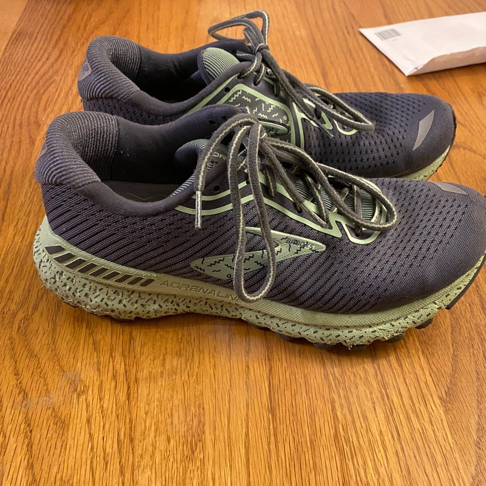 Brooks Adrenaline 20 shoes! EXCELLENT CONDITION